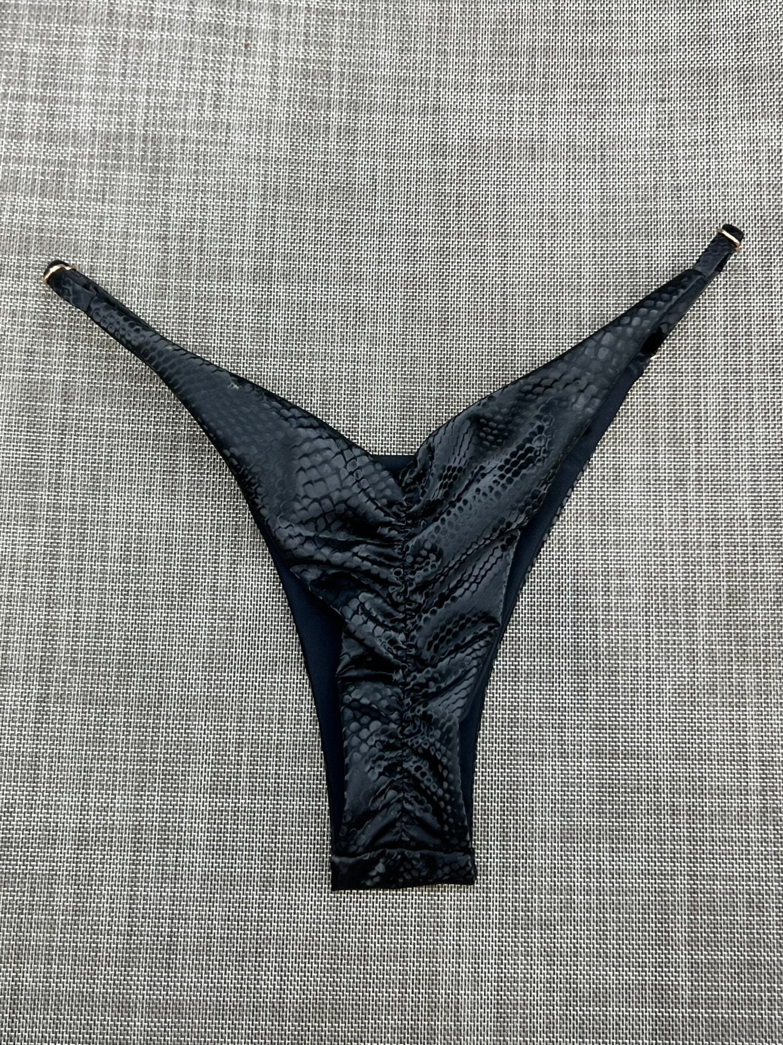 SLYTHER CHEEKY SCRUNCH BOTTOM BLACK - Berry Beachy Swimwear