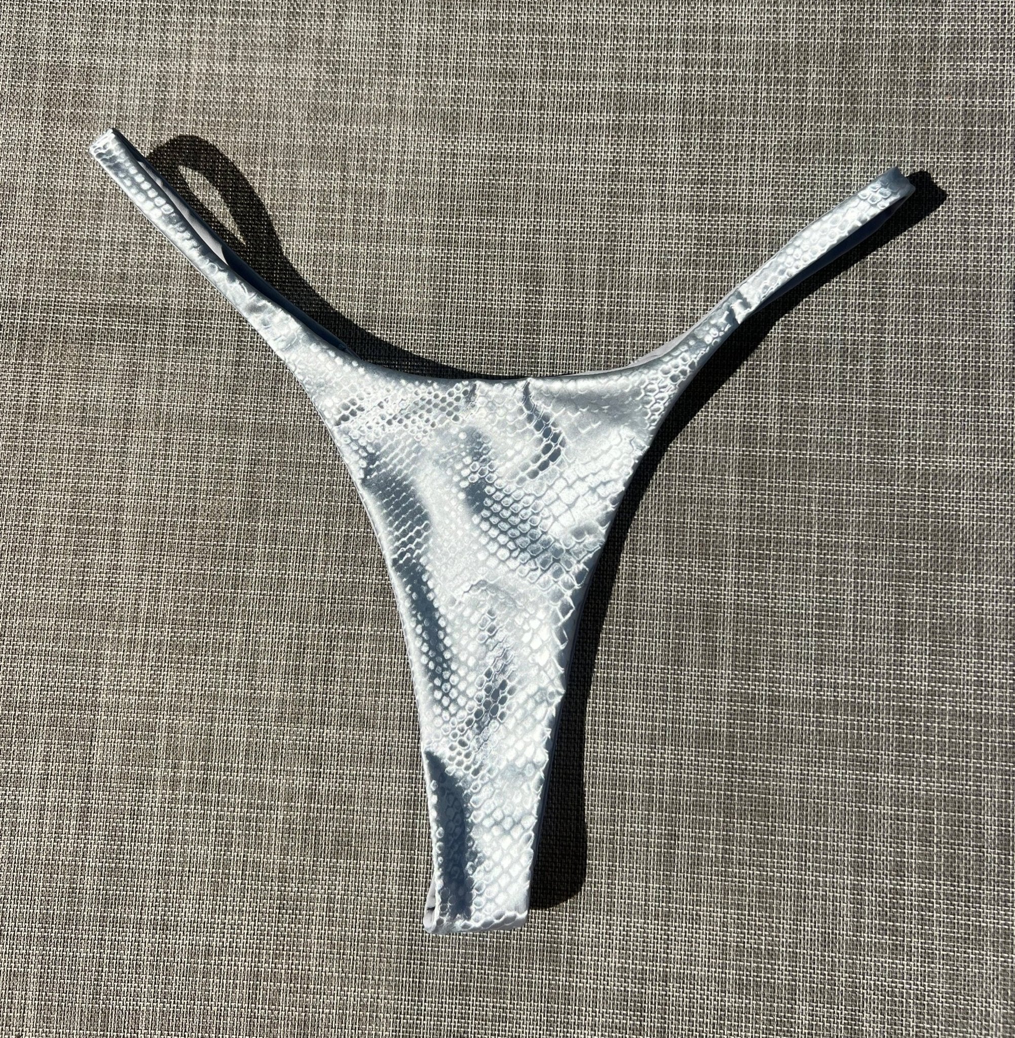 SLYTHER SEAMLESS THONG BOTTOM SILVER - Berry Beachy Swimwear